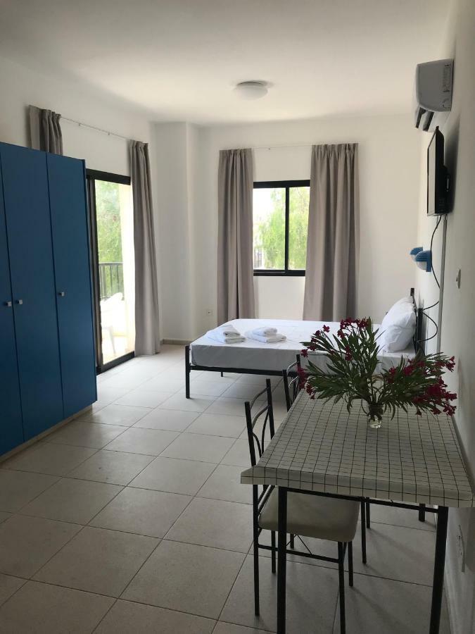 Athinas Court Aparthotel Πάφος Εξωτερικό φωτογραφία